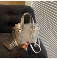 Détail d'un sac seau argenté à motif serpent avec nœud en dentelle et pendentif perle - Argent (Avec Pendentif)
