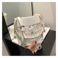 Détail du sac seau blanc évidé avec motifs découpés au laser et rivets argentés - Blanc
