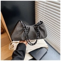 Sac à main tissé noir et blanc plissé avec bandoulières corde et anneaux métalliques - Noir