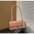 Détail du sac à bandoulière rose avec boucle étincelante et poignée en dentelle chic - Rose