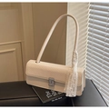 Détail du sac beige en sergé avec ruban en dentelle et boucle argentée en strass - Blanc Cassé