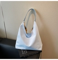 Vue détaillée du grand sac hobo bleu clair avec une texture verticale subtile et élégante - Bleu