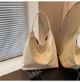 Gros plan sur un sac hobo en cuir souple blanc crème avec jeux d'ombre et de lumière naturelle - Blanc Cassé