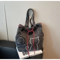 Sac cabas en jean gris foncé délavé avec broderie chat et cordon de serrage rouge - Noir