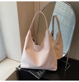 Détail du grand sac hobo rose clair avec une texture brillante verticale fine - Rose