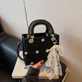Sac à main noir avec broderie marguerite et pendentif élégant en perles et dentelle - Noir (Avec Pendentif)