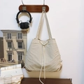 Sac à dos à cordon beige avec texture plissée naturelle et longs cordons blancs élégants - Blanc Cassé