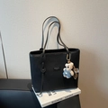 Sac cabas vintage noir à texture verticale et pendentif ours sur un livre d'affaires - Avec Pendentif / Noir