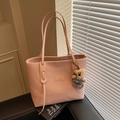 Sac fourre-tout rose à texture tissée avec bretelles et breloque ours pour femme - Avec Pendentif / Rose
