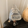 Mini-Rucksack in Silber mit Schleife aus glänzendem PU-Leder und weißem Spitzenbesatz - Silber