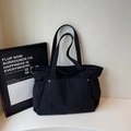 Bolso tote de nailon negro con remaches plateados y bolsillos para el uso diario - Negro