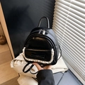 Kleiner schwarzer Lederrucksack mit Schleife und weißer Spitzenverzierung - Schwarz