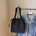 Grand sac à main noir en nylon avec cordon de serrage et boutons pression argentés - Noir