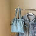 Sac seau en nylon bleu clair avec cordon de serrage, grandes poches et bandoulières - Bleu