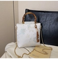 Sac floral avec poignée en bambou, chaîne dorée et détail de gland en blanc - Fleur de Jeunesse Avec Pendentif
