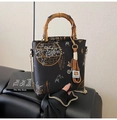 Sac à main rétro en satin noir avec broderie de bambou et poignée en bambou naturel - Fleur Épanouie Pleine Lune Avec Pendentif