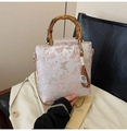 Sac brodé papillon avec poignée vintage en bambou et bandoulière en chaîne dorée - Papillon Voltigeant Avec Pendentif