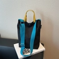 Borsa a secchiello in tela nera con tracolla blu e manico giallo a contrasto - Nero