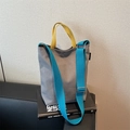 Borsa tote grigia in tela con manico giallo e tracolla blu regolabile dal design moderno - Grigio