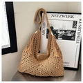 Détail macro du sac cabas au crochet kaki avec franges et bandoulières tressées style boho - Khaki