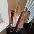 Borsa tote in tela tricolore con manici gialli e tracolla bordeaux in bianco avorio - Bianco Sporco