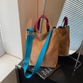 Borsa tote in tela kaki con tracolla blu e manico rosso dal design moderno e chic - Marrone