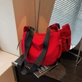 Sac bandoulière en nylon rouge vif avec sangle réglable et poche latérale à cordon - Bordeaux