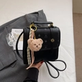 Mini mochila negra monograma con textura lichi y lindo accesorio de oso peluche - Negro
