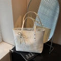 Sac fourre-tout blanc à motif marbre avec nœud en organza et chaîne argentée chic - Beige Avec Charme