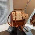Bolso bandolera vintage de cuero marrón con estampado de ositos y colgante de peluche - Blanco Roto