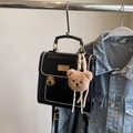 Eleganter schwarzer Lederrucksack mit Perlenbesatz und Plüschbär-Schlüsselanhänger - Schwarz mit Anhänger