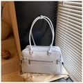 Dettaglio borsa Boston azzurra con tasca frontale a zip e cinturini decorativi con fibbie - Taglia unica / Blu