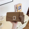 Sac bandoulière en cuir marron grainé avec boucle argentée et bandoulière réglable chic - Marron