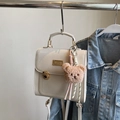 Weißer PU-Leder Rucksack mit goldenem Schloss und süßem braunem Teddybär-Anhänger - Cremeweiß Mit Anhänger