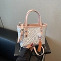 Sac seau rose et gris à motif floral avec détail de gland et bandoulière réglable - Rose