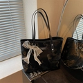 Sac cabas noir à motif marbré avec grand nœud en tulle blanc et bordure perlée - Noir avec pendentif