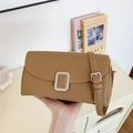 Sac porté épaule en cuir marron texturé avec boucle argentée et bandoulière réglable - Marron