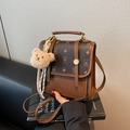 Mochila retro de cuero PU marrón para mujer con colgante de oso y pañuelo de seda - café