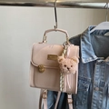 Rosa Kunstleder Rucksack mit goldenem Drehverschluss und einem süßen Plüschbär-Anhänger - Roze mit Anhänger