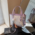 Sac seau violet avec broderie géométrique, anses et pendentif à pompon - Violet