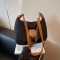 Sac hobo rétro en nylon noir et cuir marron avec logo M métallique et chaîne dorée - Noir