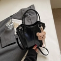 Sac seau noir chic avec charm ours en peluche et bandoulière réglable sur tissu neutre - Noir