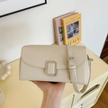 Sac bandoulière beige chic avec texture grainée et boucle rectangulaire argentée - Blanc Cassé