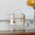 Sac vanité beige en cuir grainé avec poignée et bandoulière en chaîne argentée - Avec Pendentif / Blanc Cassé