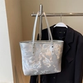 Silberne Damen Schultertasche mit Marmorstruktur und elegantem Kettenriemen - Silber Ohne Anhänger