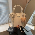 Sac seau blanc crème avec bandoulière réglable et breloque ourson en peluche brun - Blanc Cassé