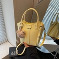 Sac seau jaune vif avec doubles poignées et une décoration de breloque ours en peluche - Jaune