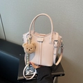 Sac seau rose clair tendance pour femme avec charm d'ours mignon et bandoulière chic - Rose