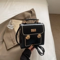 Mochila vintage de cuero sintético negro con remaches dorados y cierres metálicos de mujer - Negro sin Colgante