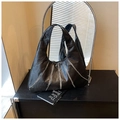 Sac hobo noir à coutures radiales argentées avec un design minimaliste et spacieux - Noir
